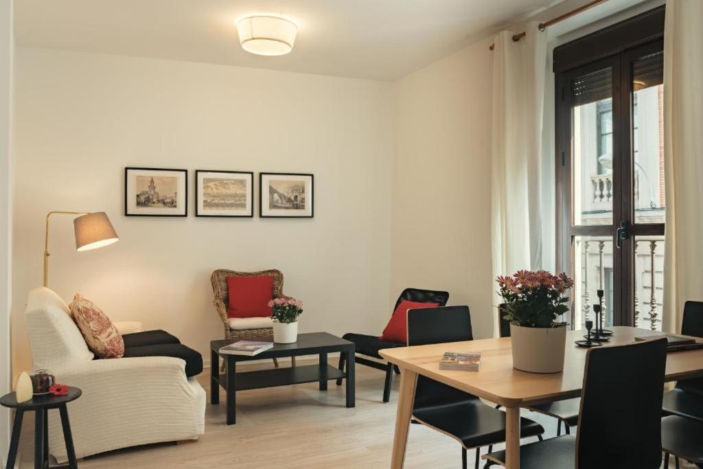 Apartamentos San Pedro Sevilla Kültér fotó